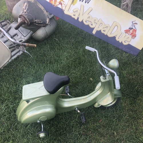 Grüner Tretroller, Modell Vespa, aus lackiertem Metall. Kein Spielzeug.