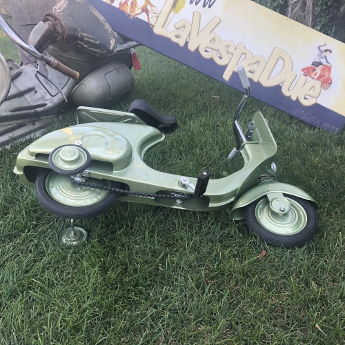 Grüner Tretroller, Modell Vespa, aus lackiertem Metall. Kein Spielzeug.