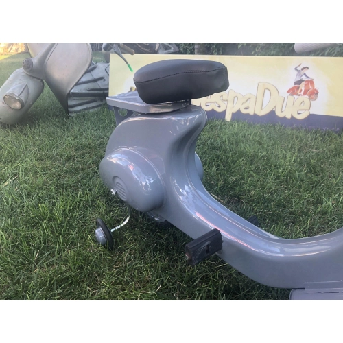 Grauer Tretroller, Modell Vespa, aus lackiertem Metall. Kein Spielzeug.