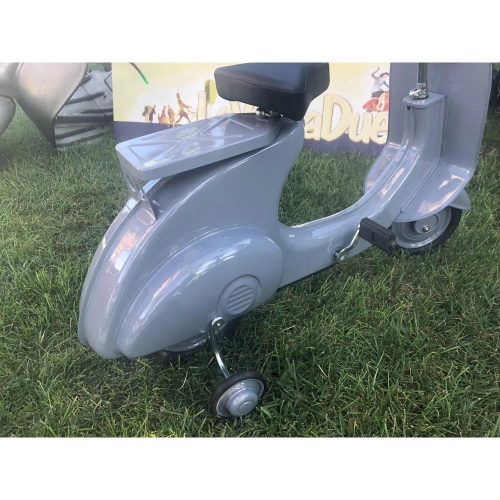 Grauer Tretroller, Modell Vespa, aus lackiertem Metall. Kein Spielzeug.