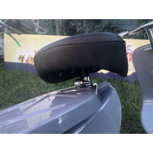 Grauer Tretroller, Modell Vespa, aus lackiertem Metall. Kein Spielzeug.