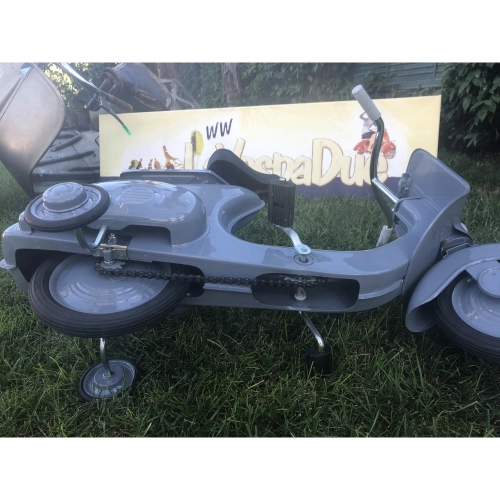 Grauer Tretroller, Modell Vespa, aus lackiertem Metall. Kein Spielzeug.