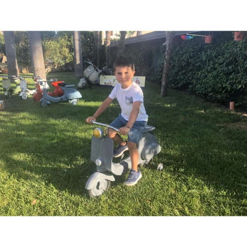 Grauer Tretroller, Modell Vespa, aus lackiertem Metall. Kein Spielzeug.