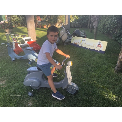 Grauer Tretroller, Modell Vespa, aus lackiertem Metall. Kein Spielzeug.