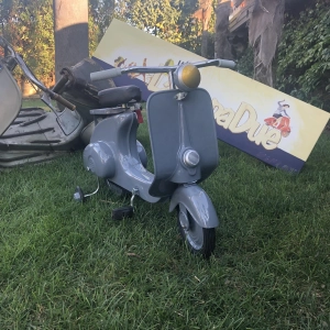Grauer Tretroller, Modell Vespa, aus lackiertem Metall. Kein Spielzeug.