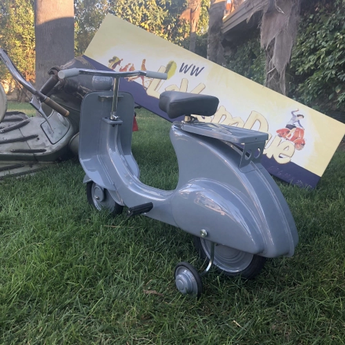 Grauer Tretroller, Modell Vespa, aus lackiertem Metall. Kein Spielzeug.
