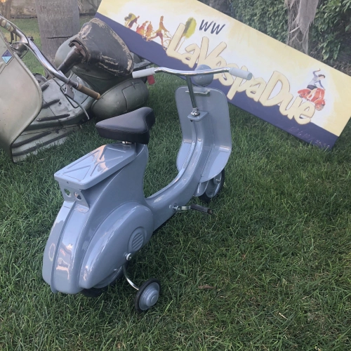 Grauer Tretroller, Modell Vespa, aus lackiertem Metall. Kein Spielzeug.
