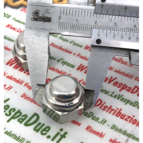 Juego de 3 tuercas pulidas para fijar el buje delantero de la LAMBRETTA 200.
