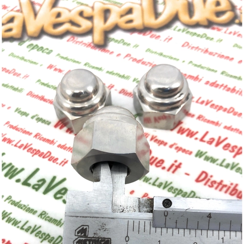 Juego de 3 tuercas pulidas para fijar el buje delantero de la LAMBRETTA 200.