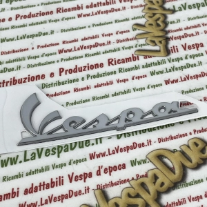 Beschriftungsaufkleber aus verchromtem Kunstharz für die Frontplatte von VESPA PX 125 und 150 ab Baujahr 2011 (RO 656219 577082, Länge 98 mm)