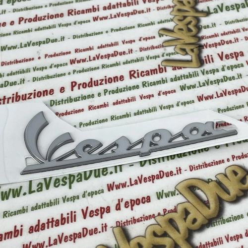 Beschriftungsaufkleber aus verchromtem Kunstharz für die Frontplatte von VESPA PX 125 und 150 ab Baujahr 2011 (RO 656219 577082, Länge 98 mm)
