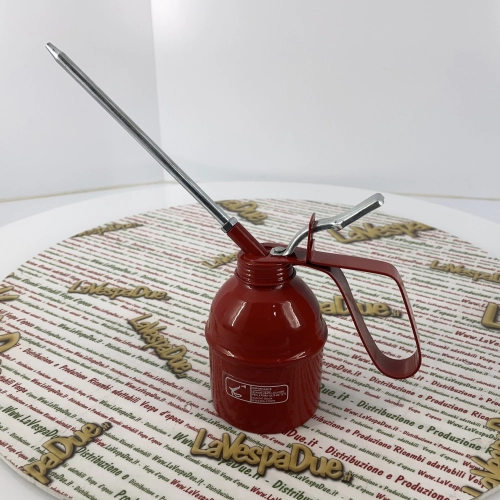 Lata de aceite metálica de 300 ml con depósito de chapa esmaltada, barril horizontal desenroscable y bomba de latón para rellenar el aceite del motor o lubricar piezas.
