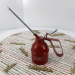 OLIATORE IN METALLO DA 300 ML CON SERBATOIO IN LAMIERA SMALTATA CANNA ORIZZONTALE SVITABILE E POMPA IN OTTONE PER RABBOCCO OLIO MOTORE O LUBRIFICAZIONE PARTI