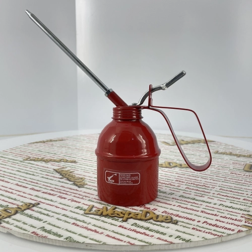 Lata de aceite metálica de 300 ml con depósito de chapa esmaltada, barril horizontal desenroscable y bomba de latón para rellenar el aceite del motor o lubricar piezas.