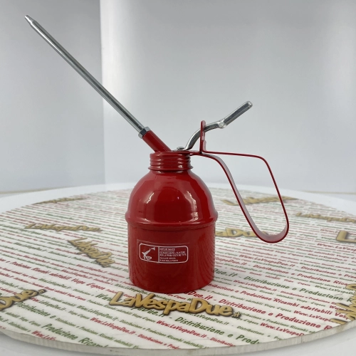 Lata de aceite metálica de 300 ml con depósito de chapa esmaltada, barril horizontal desenroscable y bomba de latón para rellenar el aceite del motor o lubricar piezas.