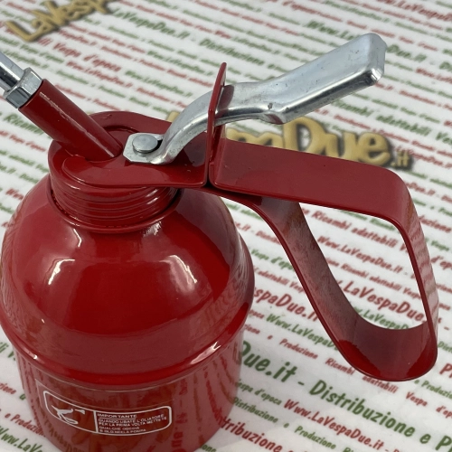 Lata de aceite metálica de 300 ml con depósito de chapa esmaltada, barril horizontal desenroscable y bomba de latón para rellenar el aceite del motor o lubricar piezas.