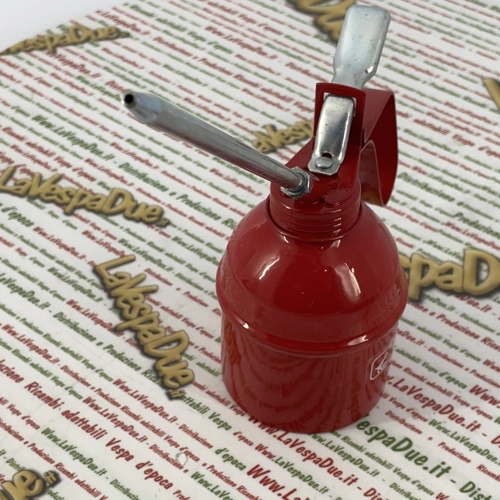 Lata de aceite metálica de 300 ml con depósito de chapa esmaltada, barril horizontal desenroscable y bomba de latón para rellenar el aceite del motor o lubricar piezas.
