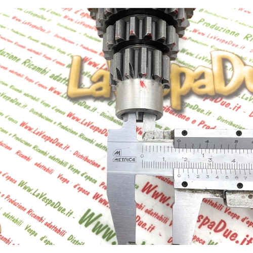 Caja de cambios cuádruple con múltiples ejes primarios para Vespa 125, 150, 180, Super Sprint Rally GT, GTR, GL, Sprint Veloce, PX, PE. Rodamiento interno de 40 mm. Referencia: 097923 o 0979234. Producto italiano.