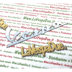 Plaque adhésive latérale en aluminium pour capot de Vespa PX 125/150 (à partir de 2011), référence 656220 577081, longueur 150 mm.