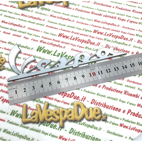 Plaque adhésive latérale en aluminium pour capot de Vespa PX 125/150 (à partir de 2011), référence 656220 577081, longueur 150 mm.