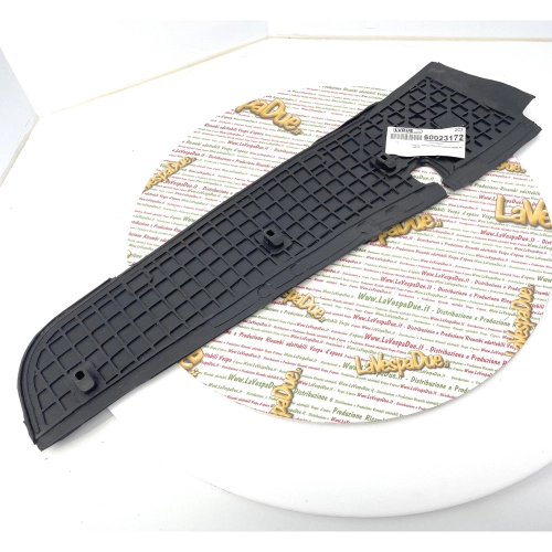 Low-cost right side mat for VESPA PX 125 T5 footboard