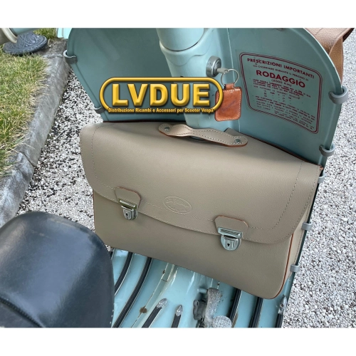Sacoche arrière beige avec protection avant et bandoulière pour Vespa 125 150 VNB VNA VBB. PRODUIT ARTISANAL ITALIEN.