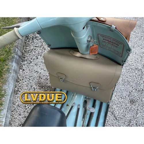 Sacoche arrière beige avec protection avant et bandoulière pour Vespa 125 150 VNB VNA VBB. PRODUIT ARTISANAL ITALIEN.