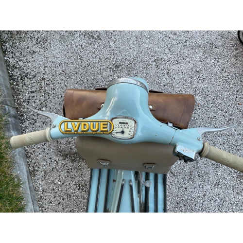 Sacoche arrière beige avec protection avant et bandoulière pour Vespa 125 150 VNB VNA VBB. PRODUIT ARTISANAL ITALIEN.