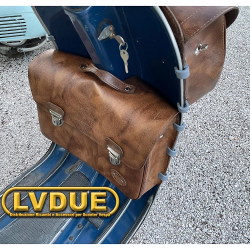 Sacoche arrière en cuir pour carénage avant de Vespa 160 GS VSB1T (première et deuxième séries), avec bandoulière. Fabrication artisanale italienne.