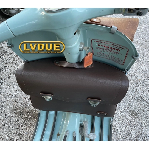 Braune Topcase-Tasche mit Frontschutzschild für VESPA 125 150 VNB VNA VBB mit Schultergurt. Italienisches Handwerksprodukt.