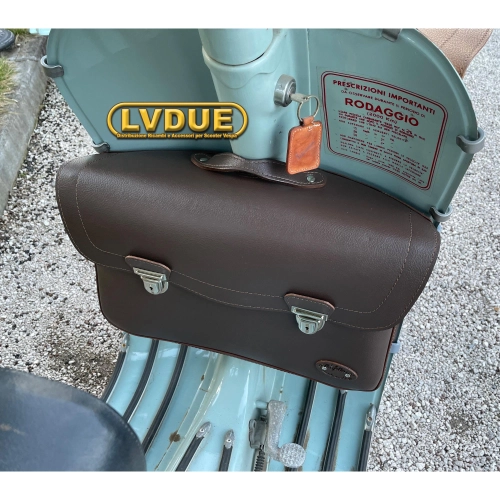Braune Topcase-Tasche mit Frontschutzschild für VESPA 125 150 VNB VNA VBB mit Schultergurt. Italienisches Handwerksprodukt.