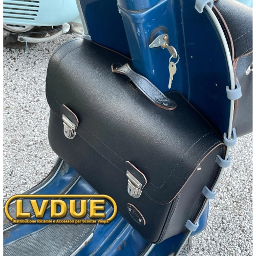 Schwarze Topcase-Tasche mit Frontschutzschild für VESPA 50, 90, 125, NLR, ET3 und PRIMAVERA mit Schultergurt. Italienisches Handwerksprodukt.