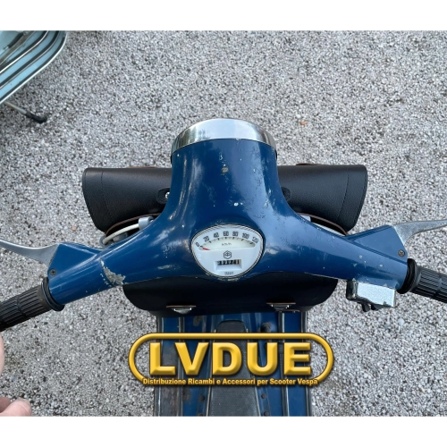 Schwarze Topcase-Tasche mit Frontschutzschild für VESPA 50, 90, 125, NLR, ET3 und PRIMAVERA mit Schultergurt. Italienisches Handwerksprodukt.