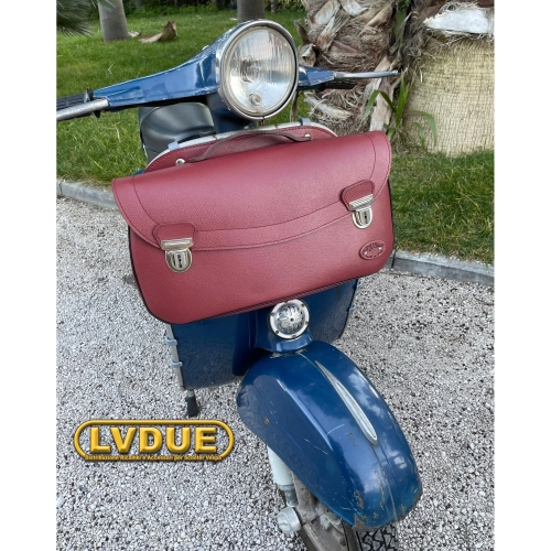 Burgunderrote Topcase-Tasche mit Frontschutzschild für VESPA 50, 90, 125, NLR, ET3 und PRIMAVERA mit Schultergurt. Italienisches Handwerksprodukt.