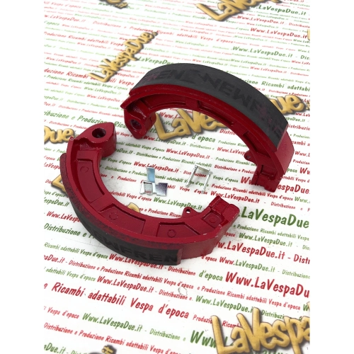 Mâchoires de frein avant ou arrière NEWFREN PRO RACE pour VESPA 50 90 125 150 180 200 SPECIAL SS V FL2 HP PK XL S TS GT GTR SPRINT VELOCE RALLY GL PX PE ARCOBALENO 160 GS 180 SS : friction accrue et distance de freinage réduite.