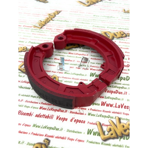 Mâchoires de frein avant ou arrière NEWFREN PRO RACE pour VESPA 50 90 125 150 180 200 SPECIAL SS V FL2 HP PK XL S TS GT GTR SPRINT VELOCE RALLY GL PX PE ARCOBALENO 160 GS 180 SS : friction accrue et distance de freinage réduite.