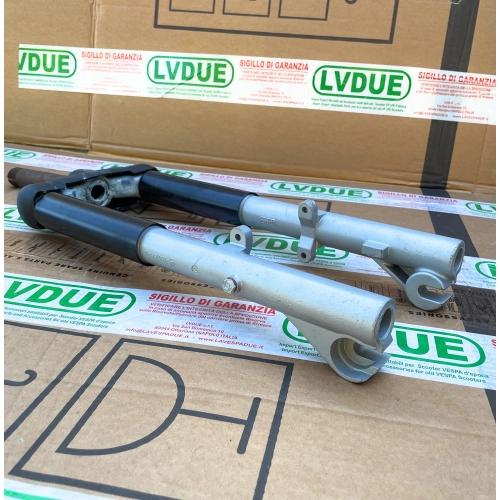 Horquilla original Piaggio SI NOS completa, número de pieza 272085, tubo de dirección.