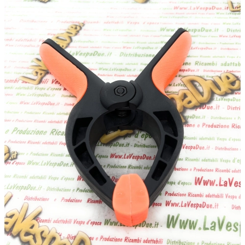 Abrazadera de resorte de nailon de 6", 15 cm, con una apertura máxima de 7 cm.