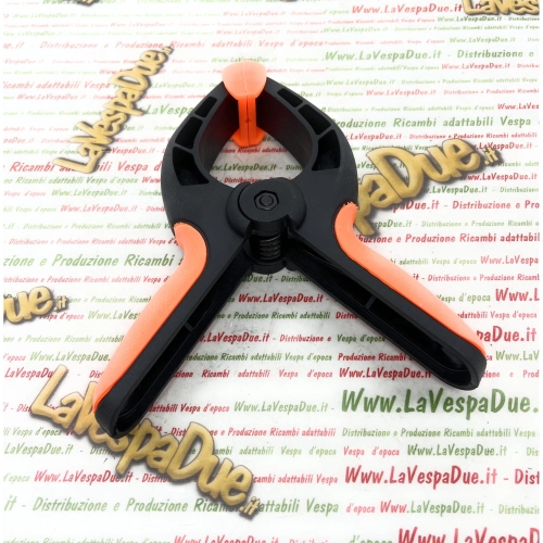 Abrazadera de resorte de nailon de 6", 15 cm, con una apertura máxima de 7 cm.
