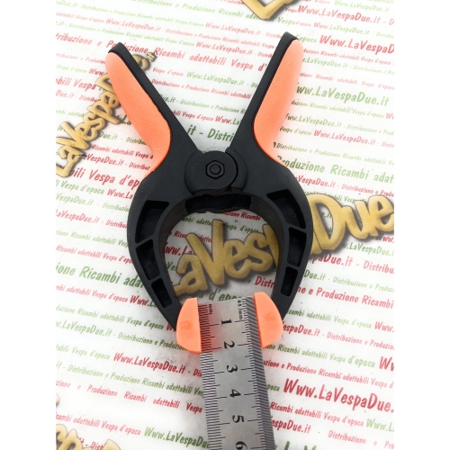 Abrazadera de resorte de nailon de 6", 15 cm, con una apertura máxima de 7 cm.