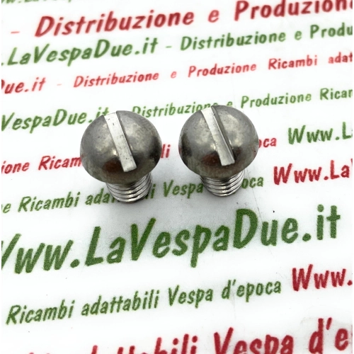 Paar Zylinderschrauben M8 aus Edelstahl mit gewölbtem Kopf zum Verschließen der Reserveradhalterungslöcher am Tunnel der VESPA 50, 125 und 150 (italienisches Produkt).