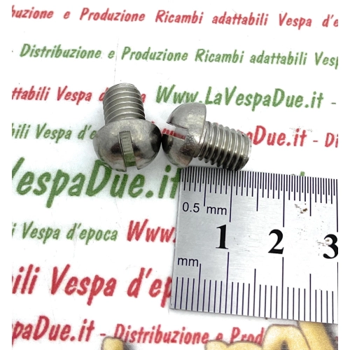 Paar Zylinderschrauben M8 aus Edelstahl mit gewölbtem Kopf zum Verschließen der Reserveradhalterungslöcher am Tunnel der VESPA 50, 125 und 150 (italienisches Produkt).