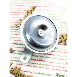 Bocina de corriente continua de 12 voltios, 90 mm de diámetro, para VESPA. Bocina de disco electromagnética con dos terminales de tono bajo, completa con soporte. Absorción 3,5 A, 112 dB (A). Homologada R.28 EXCE/ONU.