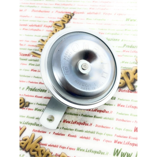 Bocina de corriente continua de 12 voltios, 90 mm de diámetro, para VESPA. Bocina de disco electromagnética con dos terminales de tono bajo, completa con soporte. Absorción 3,5 A, 112 dB (A). Homologada R.28 EXCE/ONU.