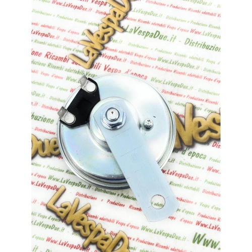 Bocina de corriente continua de 12 voltios, 90 mm de diámetro, para VESPA. Bocina de disco electromagnética con dos terminales de tono bajo, completa con soporte. Absorción 3,5 A, 112 dB (A). Homologada R.28 EXCE/ONU.