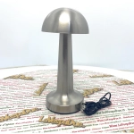 Lámpara de mesa o de banco de trabajo LED inalámbrica, de metal, 3 vatios de potencia, luz regulable y ajustable entre blanco cálido, frío y natural.