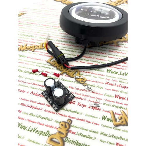 LED-Frontscheinwerfer-Optikgruppe IRON 6500 K EVOK für VESPA 50 125 PS FL FL2 AUTOMATICA von 1989 bis 1997 ro 265940 ANGEL EYES mit Konverterschaltung von 6 V auf 12 V DC und von 12 V AC auf 12 V DC und Antiflimmern