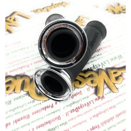 Paire de poignées d'origine PIAGGIO pour VESPA PX PE 80 125 150 200 PX modèle 2011, compatibles avec tous les modèles PX à embouts chromés en plastique (références : CM083806 et CM083805).
