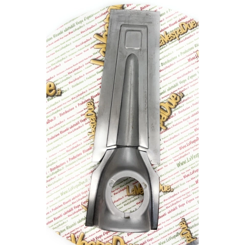 Quadratischer Kühlergrill und 3-Loch-Hupenhalterung für VESPA 50 90 125 SS NLR VMA1T PREMIUM. Hochwertige italienische Blechfront und Lenkkopfabdeckung.