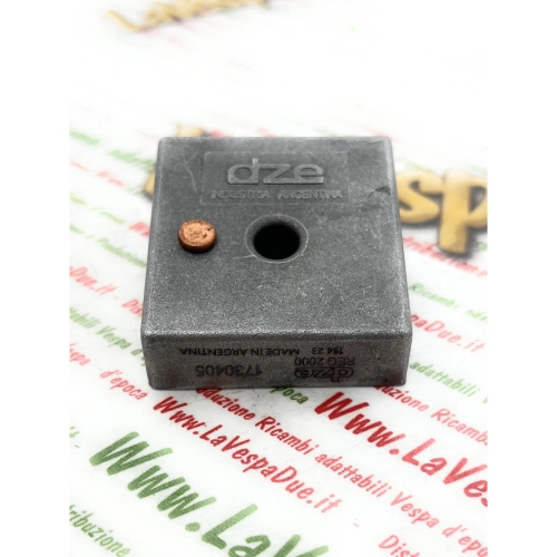 Régulateur de courant pour lampes 6 volts 12 Ah 1 Faston pour VESPA et systèmes 6 volts. Permet de réguler la tension d'alimentation des ampoules.